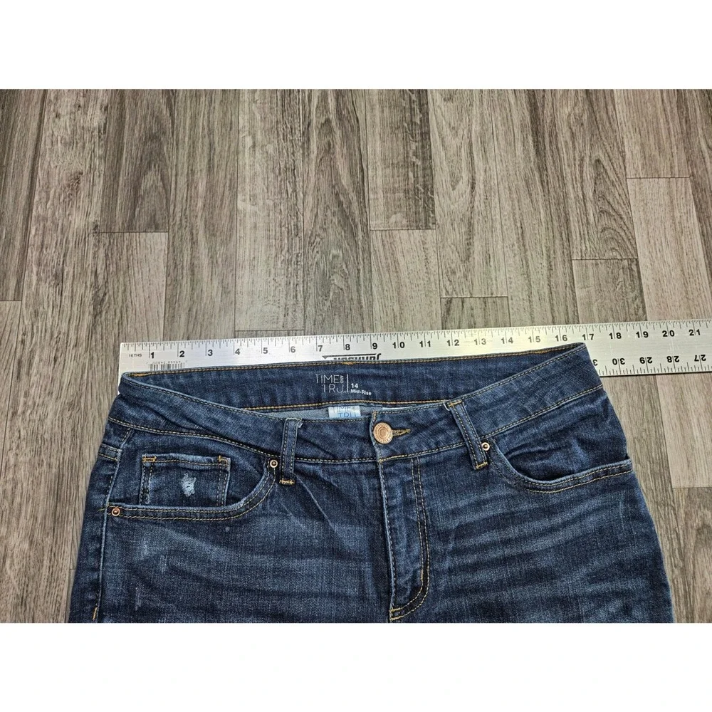 Time and Tru Capri Jeans Women 14 Blue Distressed Mid-Rise Denim